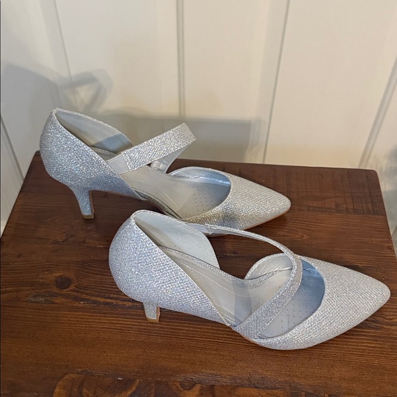 Shoes - Shimmery Metallic Silver Women's 3' Heels Size 7